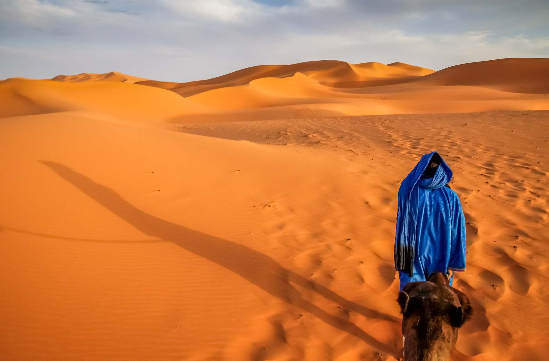 Guía bereber a camello entre dunas