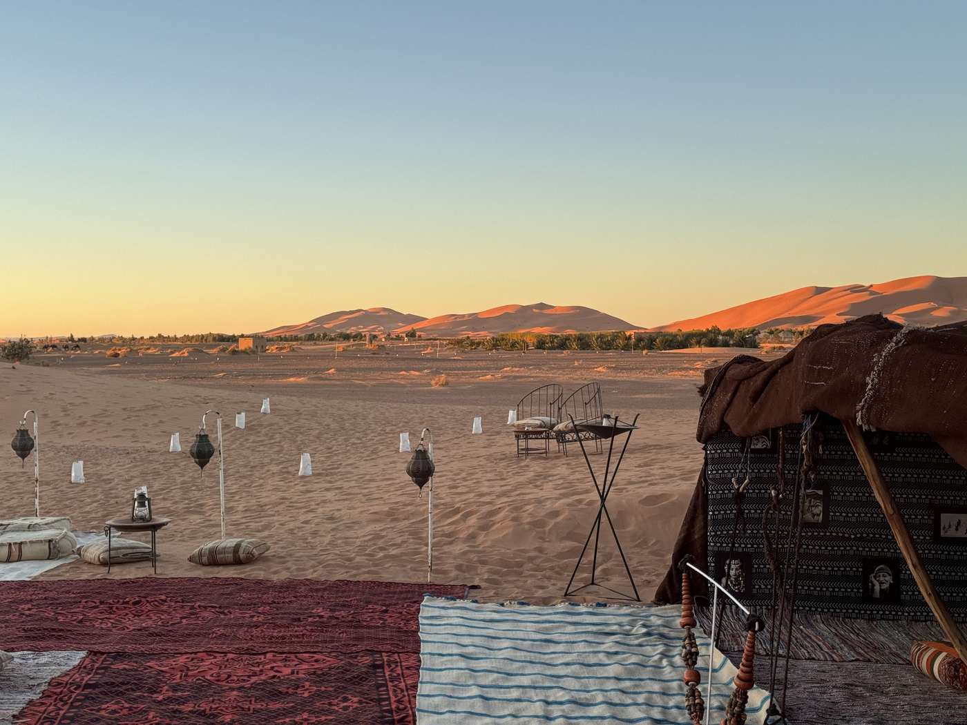 Campamento bereber al atardecer con linternas