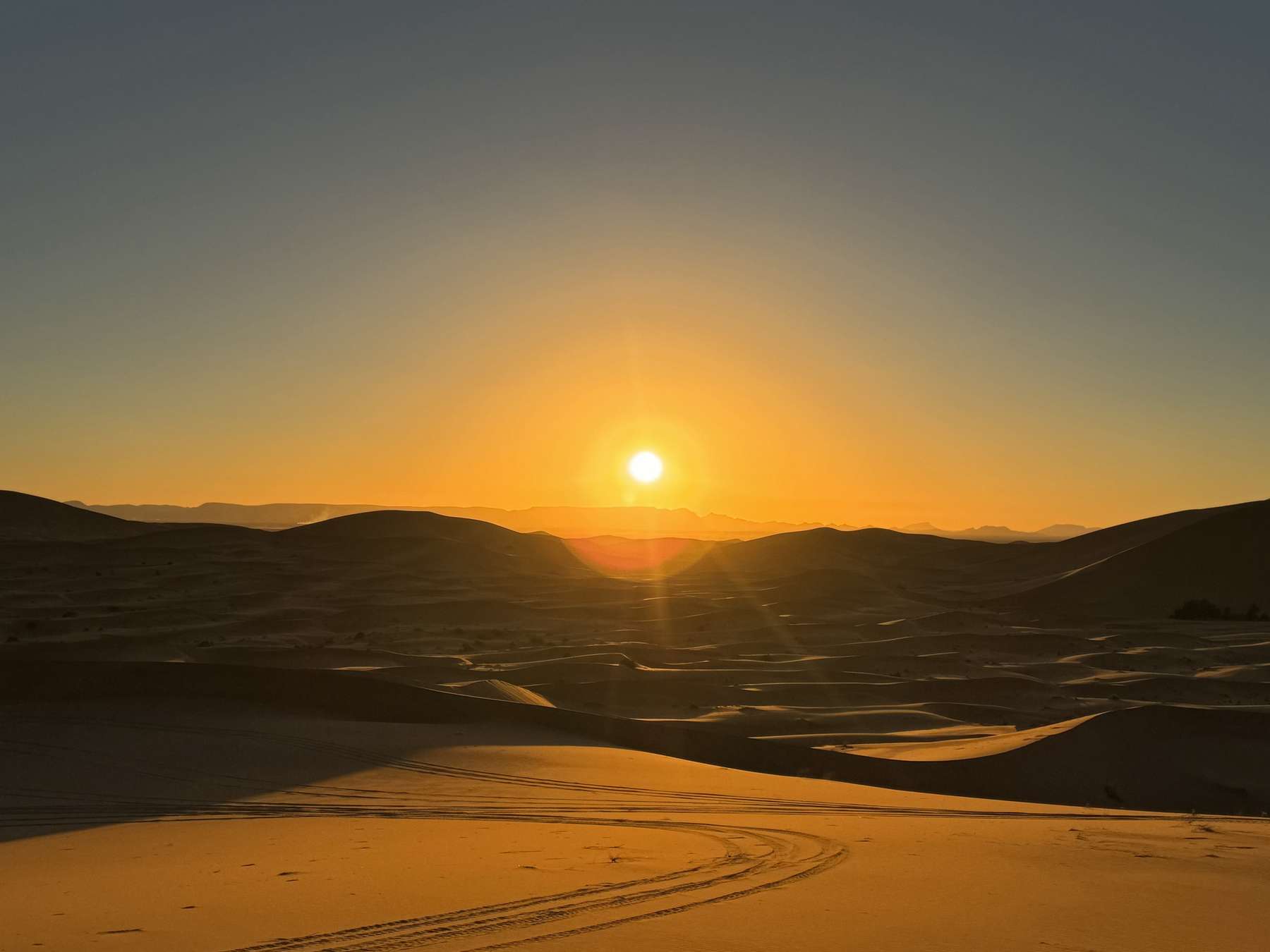 Amanecer sobre las dunas del Erg Chebbi, en el desierto de Merzouga