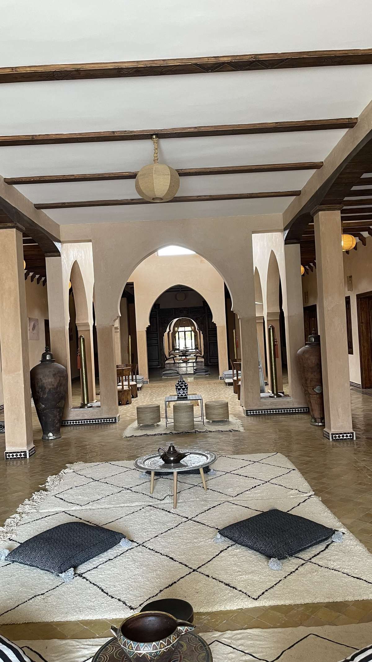 Interior de riad marroquí con arcos y té